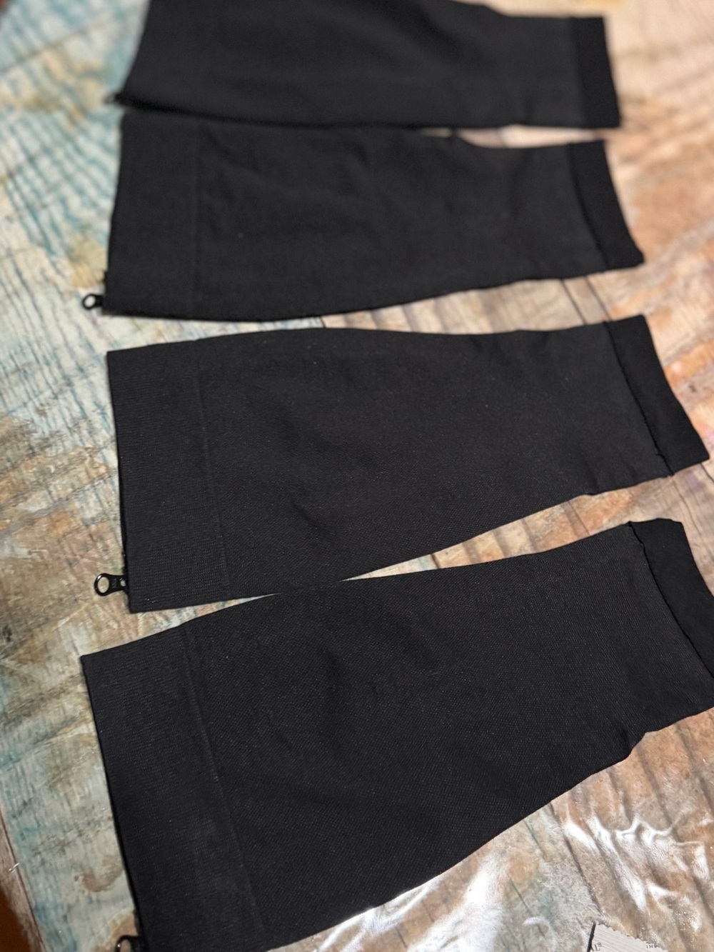 COMBO PACK - Includes 2 pairs 
FOOTLESS  calf sleeve along with zipper. L/XL